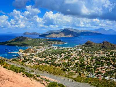 Isole Eolie � L'arcipelago a nord-est della costa siciliana conta sette isole che si caratterizzano per il mare blu e l�incredibile scenario di due vulcani ancora attivi: Vulcano e Stromboli